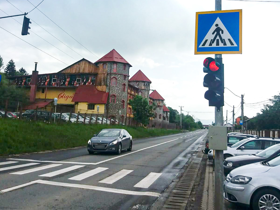 Semafor amplasat pentru temporizarea traficului pietonal pe strada Pandurilor