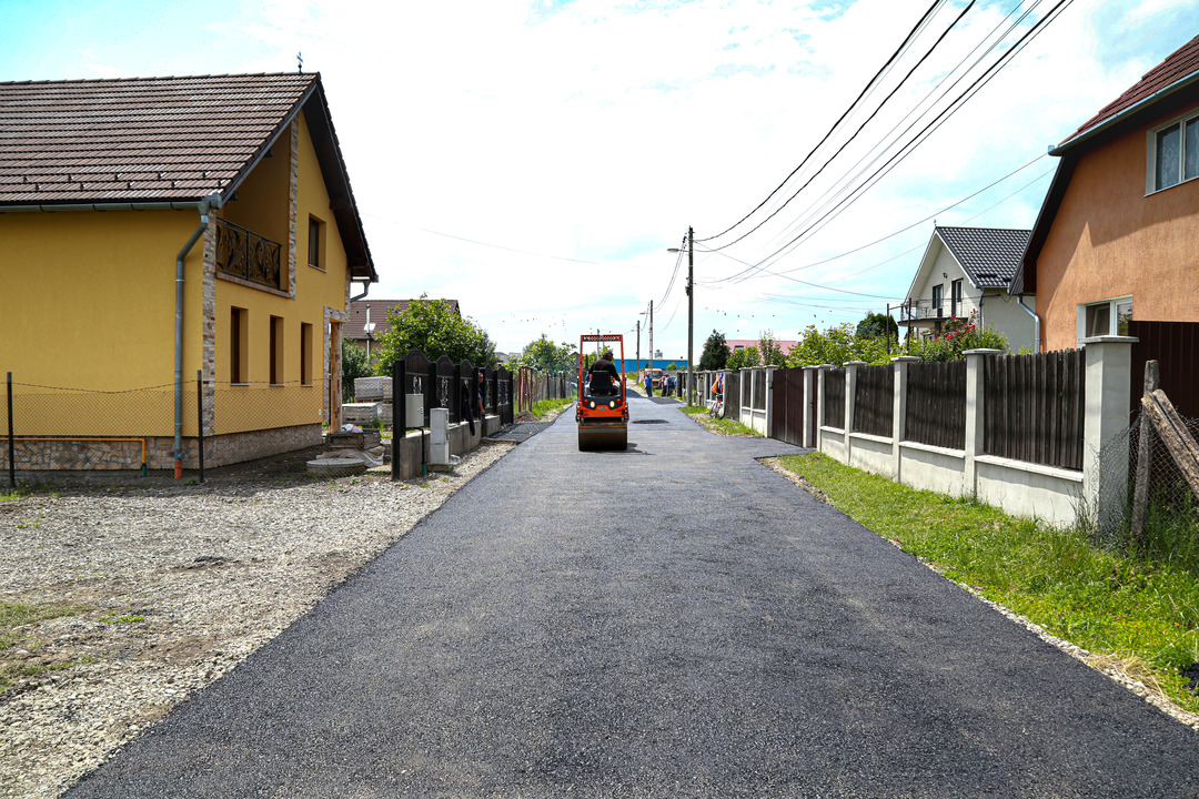 Lucrări de asfaltare în regie proprie pe strada Molidului.